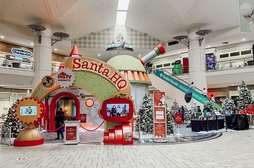 Image showing the Santa HQ building sitting in the middle of the mall.