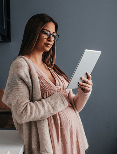 pregnant mom with tablet