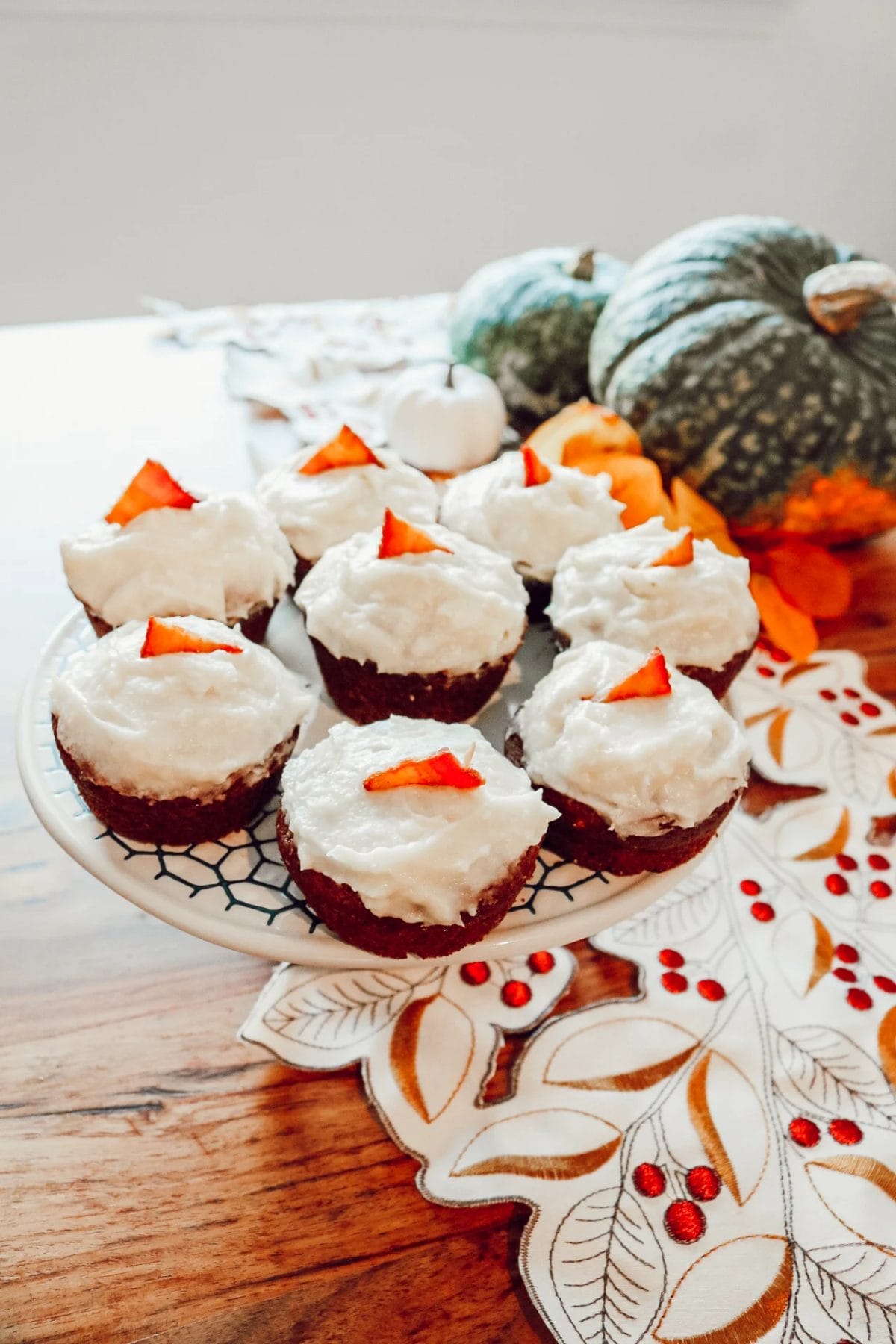 maple cream cheese frosting on pumpkin maple cupcakes