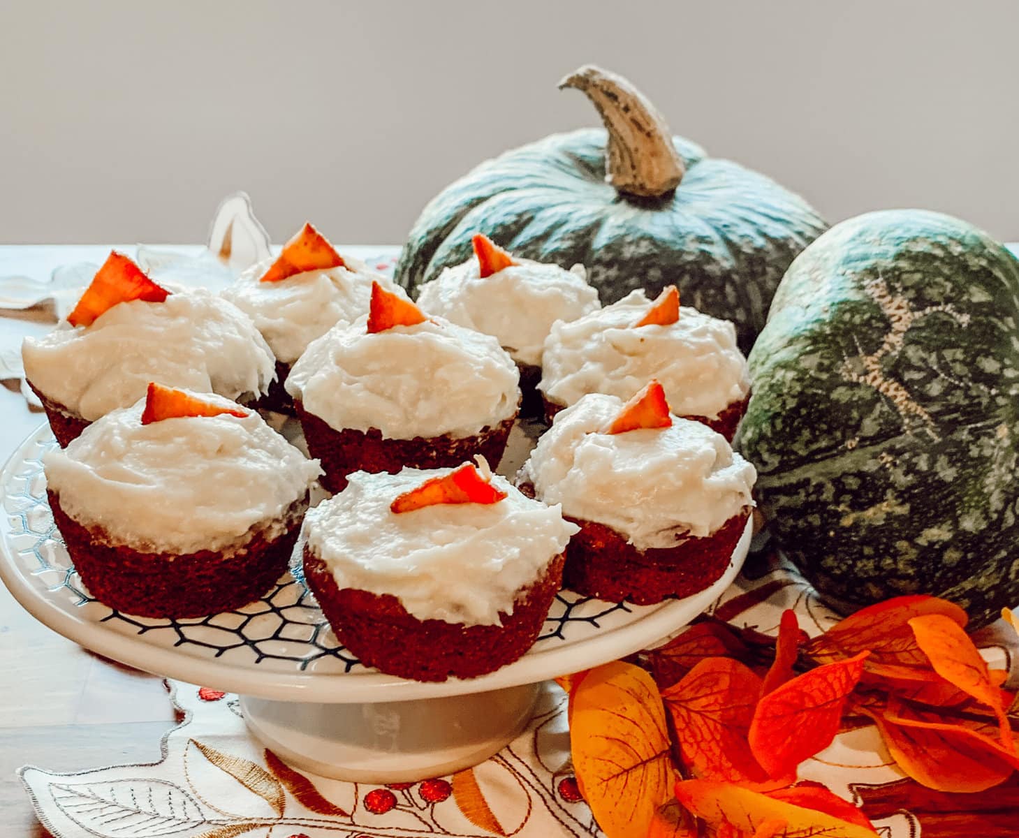 maple cream cheese frosting on pumpkin maple cupcakes