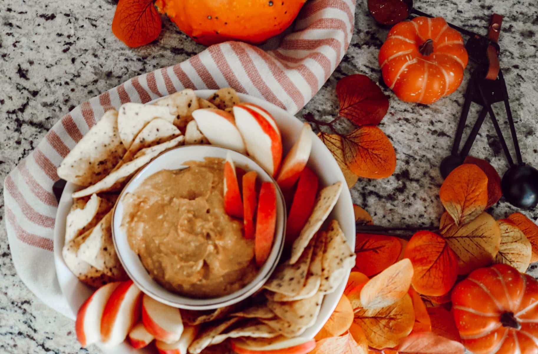 yummy wyummy whipped pumpkin spice dip recipe with apples and fruithipped pumpkin spice dip recipe with chips